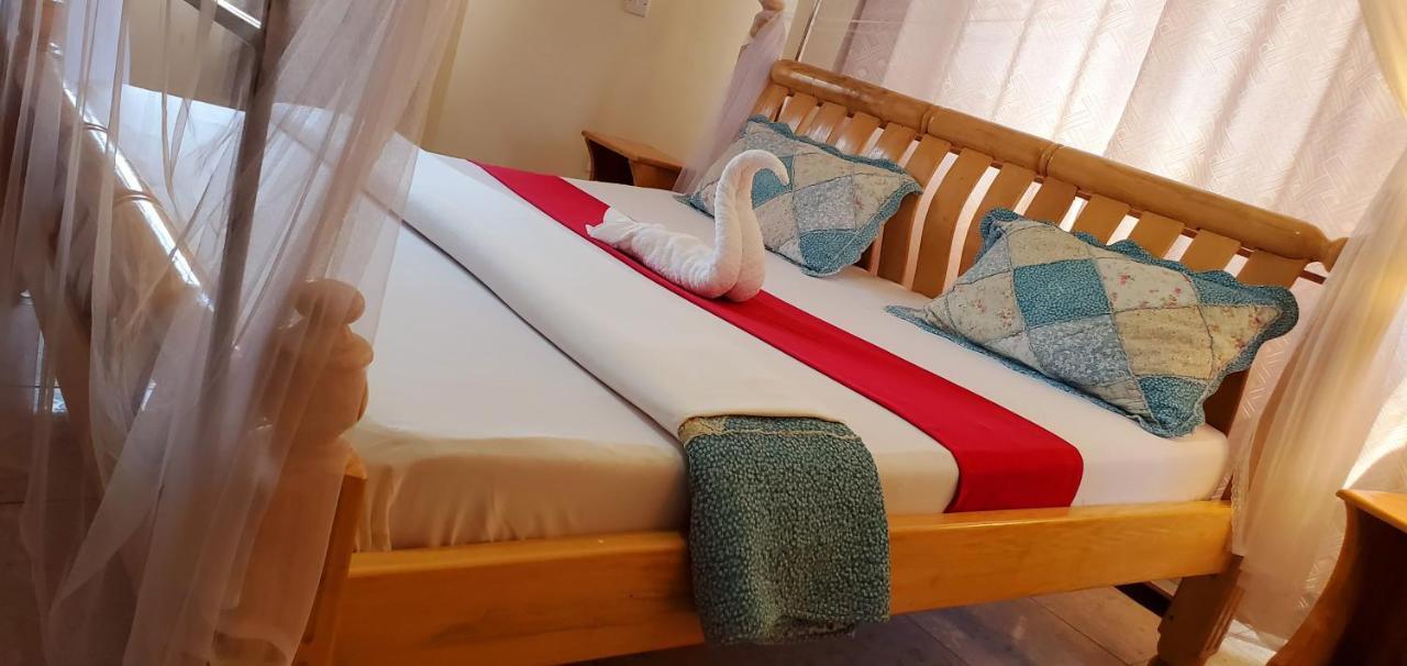 La Feve Beach Bed And Breakfast Entebbe เอนเทบเบ้ ภายนอก รูปภาพ