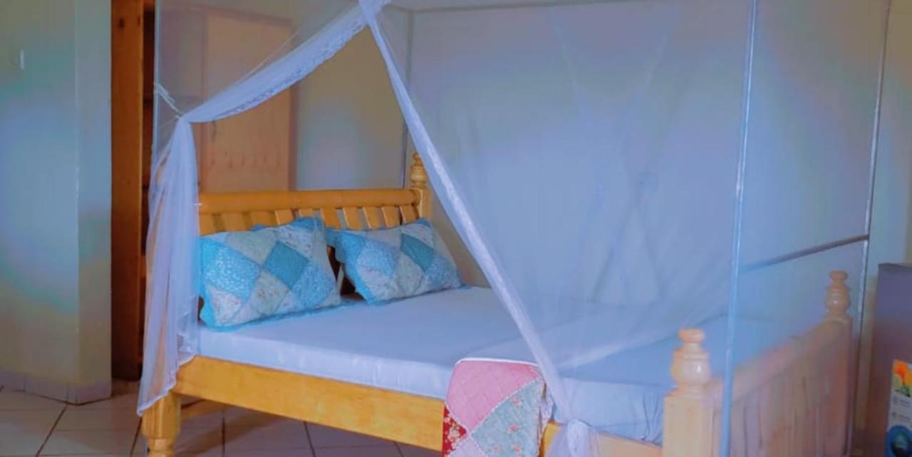 La Feve Beach Bed And Breakfast Entebbe เอนเทบเบ้ ภายนอก รูปภาพ