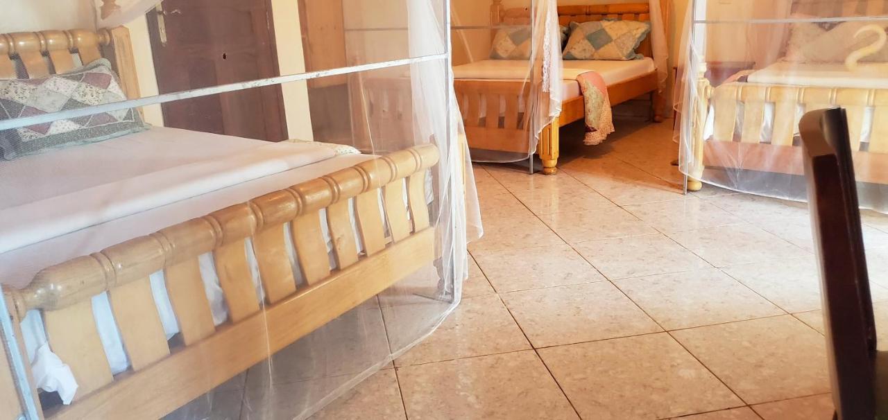 La Feve Beach Bed And Breakfast Entebbe เอนเทบเบ้ ภายนอก รูปภาพ