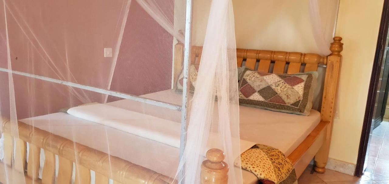 La Feve Beach Bed And Breakfast Entebbe เอนเทบเบ้ ภายนอก รูปภาพ