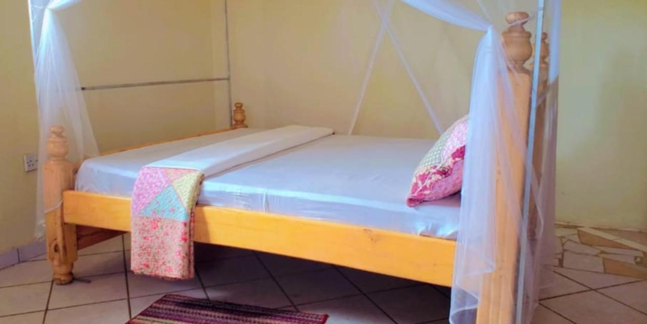 La Feve Beach Bed And Breakfast Entebbe เอนเทบเบ้ ภายนอก รูปภาพ