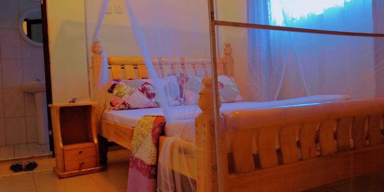 La Feve Beach Bed And Breakfast Entebbe เอนเทบเบ้ ภายนอก รูปภาพ