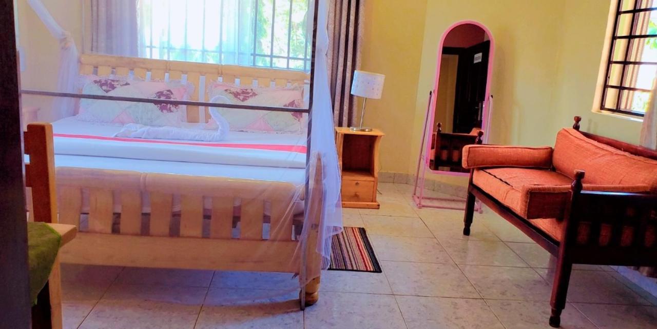 La Feve Beach Bed And Breakfast Entebbe เอนเทบเบ้ ภายนอก รูปภาพ