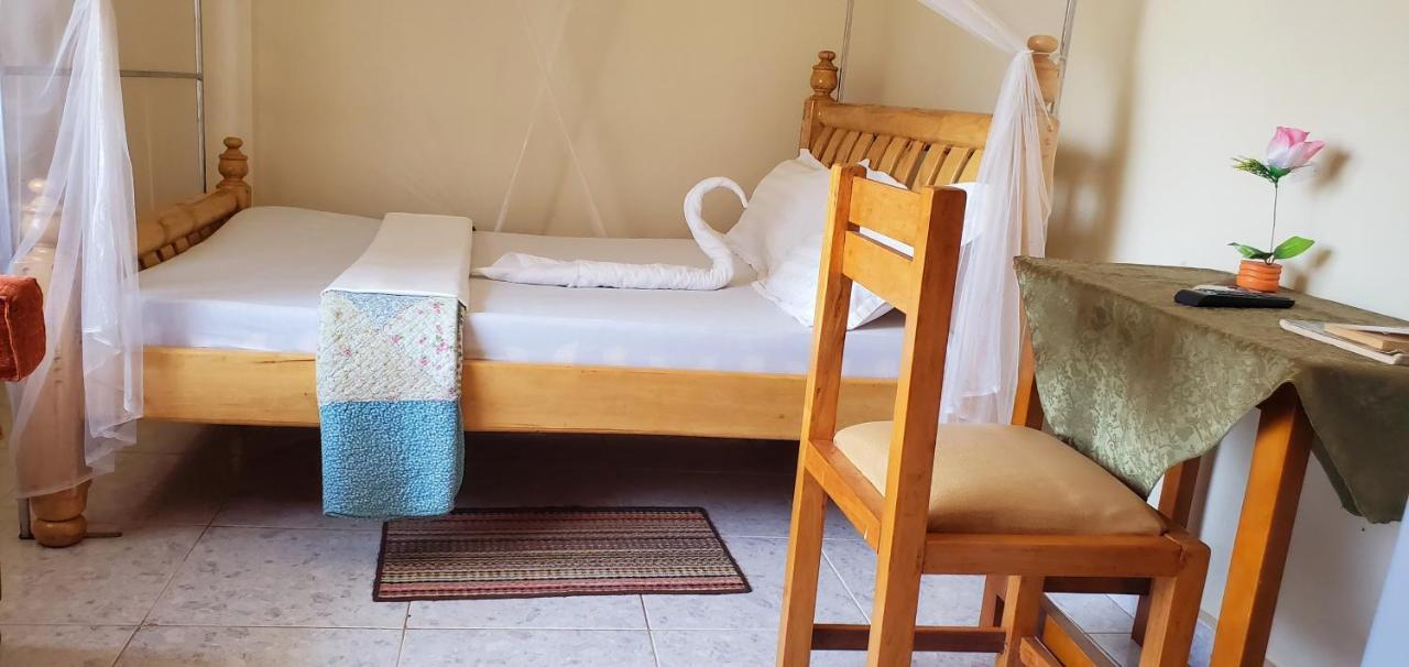 La Feve Beach Bed And Breakfast Entebbe เอนเทบเบ้ ภายนอก รูปภาพ