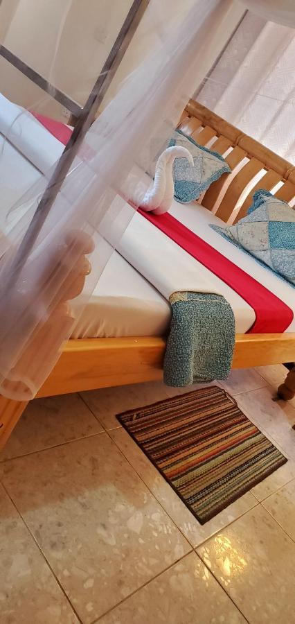 La Feve Beach Bed And Breakfast Entebbe เอนเทบเบ้ ภายนอก รูปภาพ