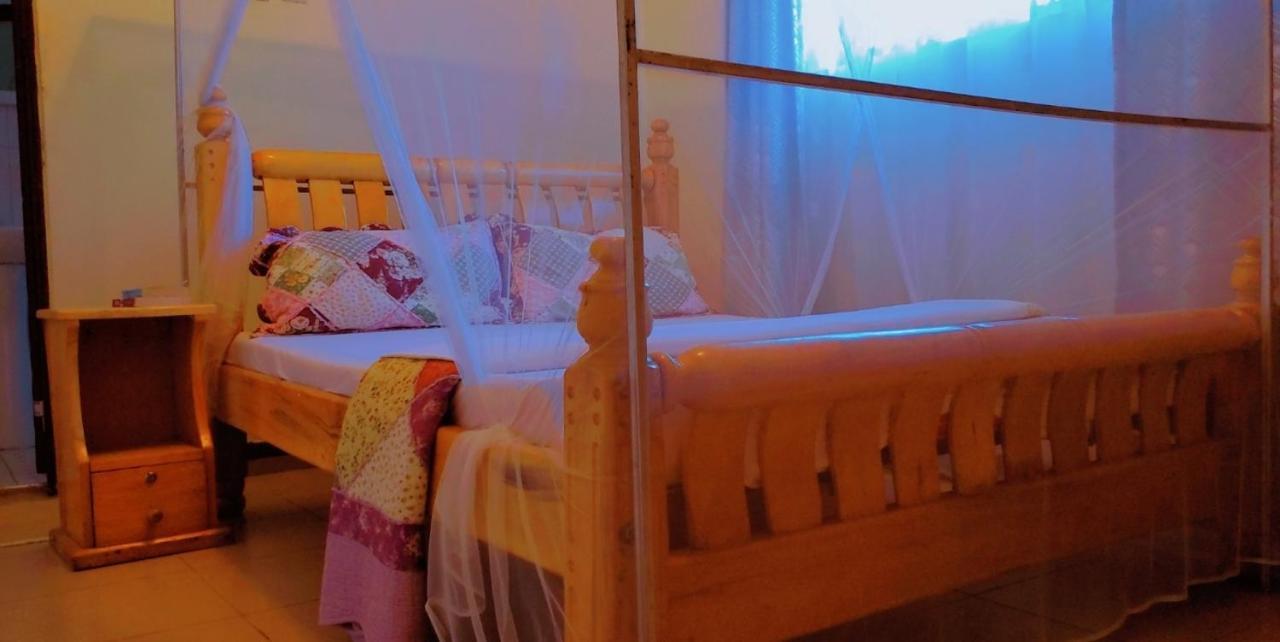 La Feve Beach Bed And Breakfast Entebbe เอนเทบเบ้ ภายนอก รูปภาพ