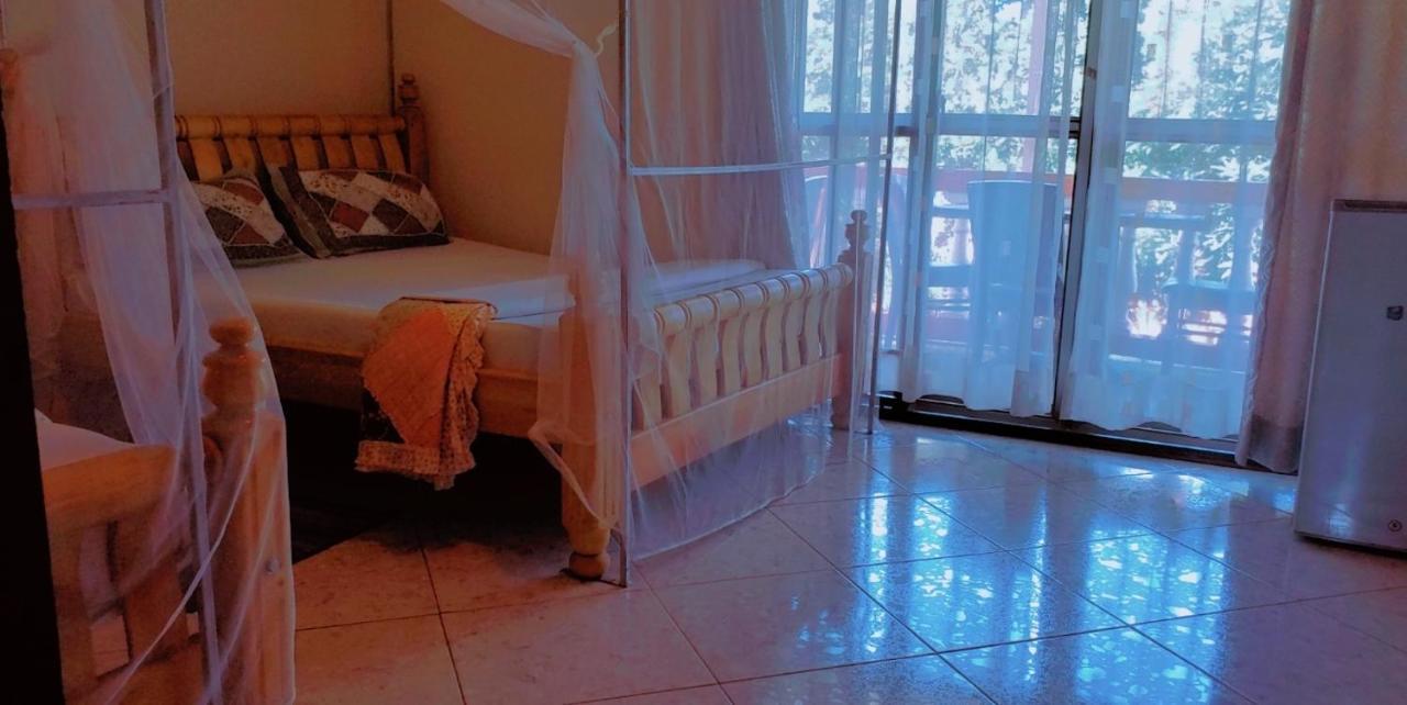 La Feve Beach Bed And Breakfast Entebbe เอนเทบเบ้ ภายนอก รูปภาพ