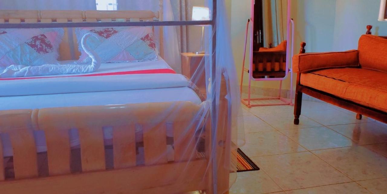La Feve Beach Bed And Breakfast Entebbe เอนเทบเบ้ ภายนอก รูปภาพ