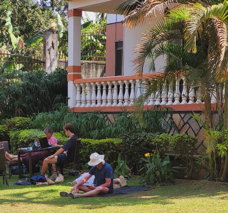 La Feve Beach Bed And Breakfast Entebbe เอนเทบเบ้ ภายนอก รูปภาพ